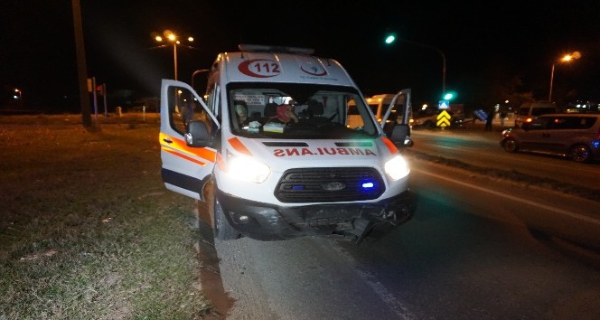 Ambulans ile otomobil çarpıştı: 1’i bebek, 4 yaralı
