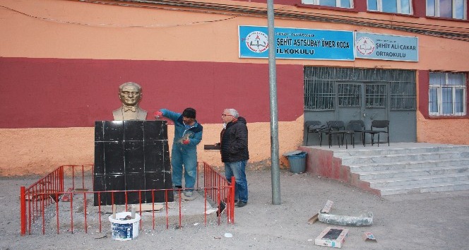Muğlalı vatandaş, sınırın sıfır noktasındaki Atatürk büstlerini onarıyor