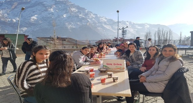 Karlı Sümbül Dağı manzaralı piknik keyfi