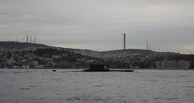 Türk denizaltısı İstanbul Boğazı’ndan geçti
