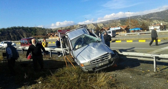 Kastamonu’da kamyonet bariyerlere çarptı: 5 yaralı