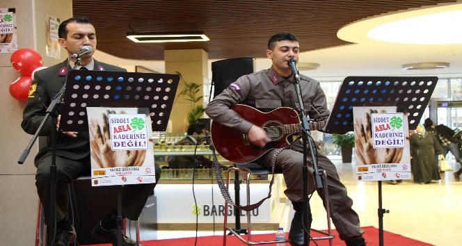 Askerlerden kadına şiddet karşıtı konser