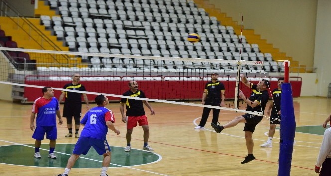 Öğretmenler Voleybol Turnuvası’nda Atatürk Anadolu Lisesi şampiyon
