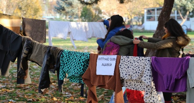 Türkiye’nin dört bir yanından gelen yardımları ’Askıda elbise’ ile yardıma muhtaçlara ulaştırıyorlar