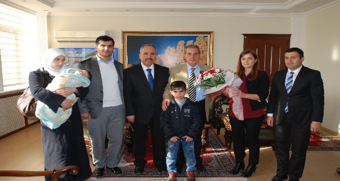 Suriyeli aile Vali Kalkancı’yla bir araya geldi