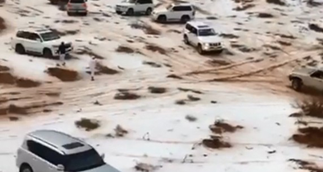 Birleşik Arap Emirlikleri’nde çöle kar yağdı