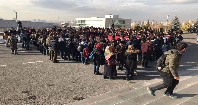 Üniversite öğrencileri 15 Temmuz Yerleşkesi’nde 15 şehidi andı