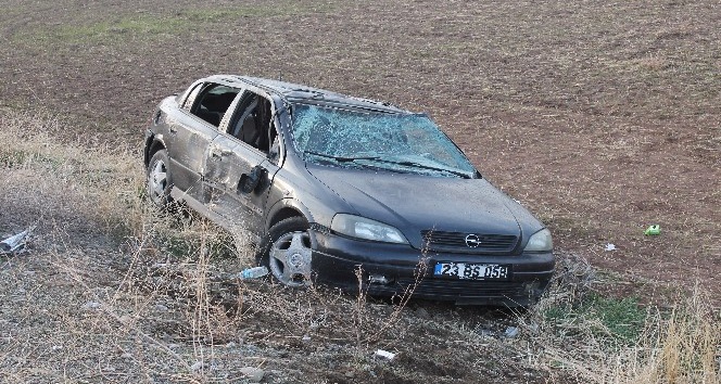 Elazığ’da otomobil şarampole uçtu: 4 yaralı