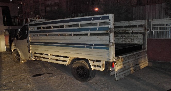 Diyarbakır’da kamyonetin demir profillerine gizlenmiş 50 kilo esrar ele geçirildi