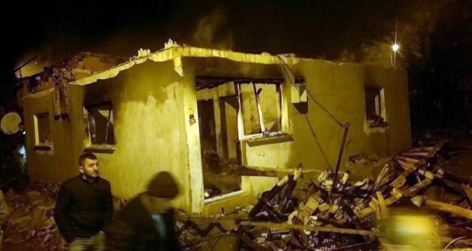 Selendi&#039;de çıkan yangında iki ev kül oldu