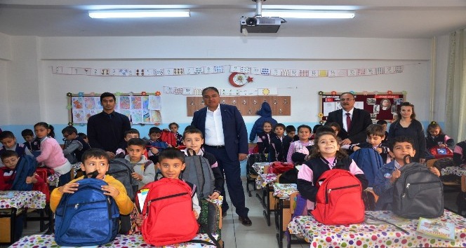 Türk ve Suriyeli öğrencilere kırtasiye seti dağıtıldı