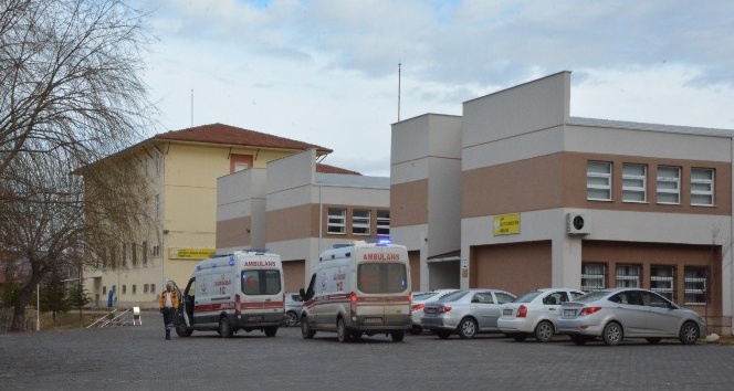 IMKB Sağlık Lisesinde 21 öğrenci gıda zehirlenmesi şüphesiyle hastaneye kaldırıldı