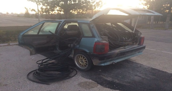 Jandarmanın durdurduğu otomobilden kablo çıktı