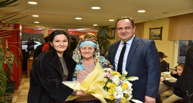 Belediye başkanından 106 yaşına giren “Nazlı anne”ye doğum günü sürprizi