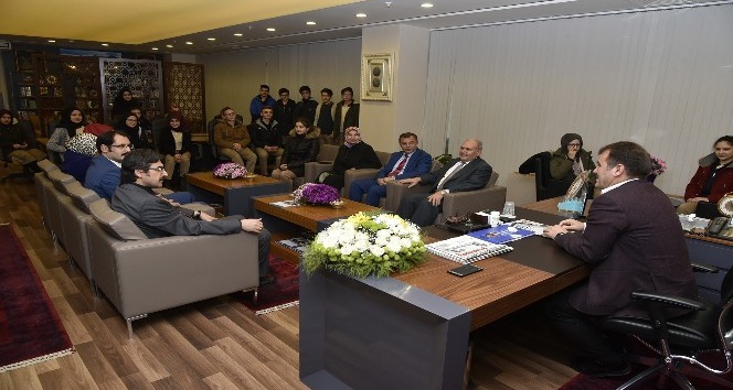 Başkan Çimen, burs alan 20 öğrenciyi kabul etti