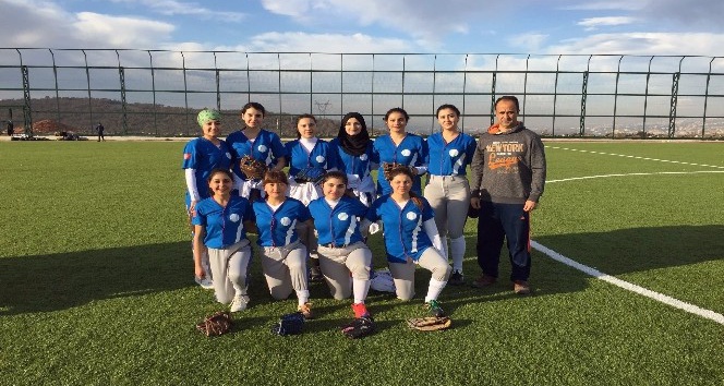 Kırıkkaleli softbolcular ilk devreyi lider kapattı