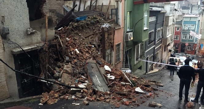 Beyoğlu’nda metruk binada çökme meydana geldi