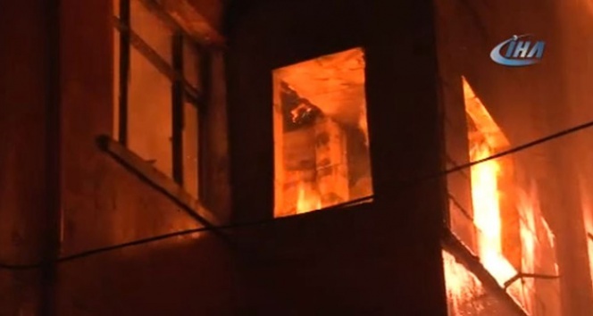 İstanbul&#039;da bina alev alev yandı: Mahalleli sokağa döküldü