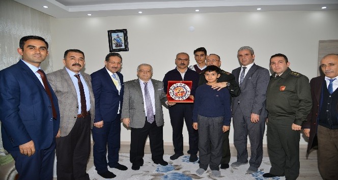 Vali Şentürk, Kayseri’deki hain saldırıda şehit olan askerlerin ailelerini ziyaret etti