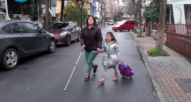 Görme engelli Ayşenur Yağcı kızıyla hayata tutundu