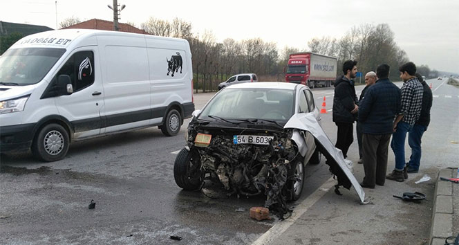 Sakarya&#039;da iki otomobil kafa kafaya çarpıştı