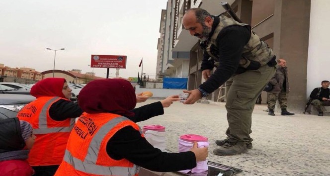 Kilisli kadınlardan sınırındaki özel harekata çorba ikramı