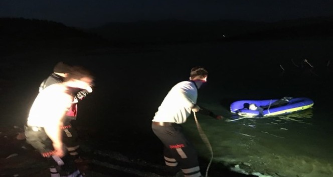 Barajda botu devrilen vatandaşın yardımına itfaiye koştu