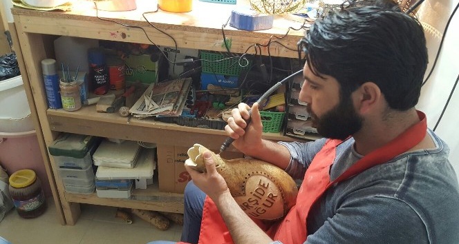 Su kabağı onun elinde sanat eserine dönüşüyor