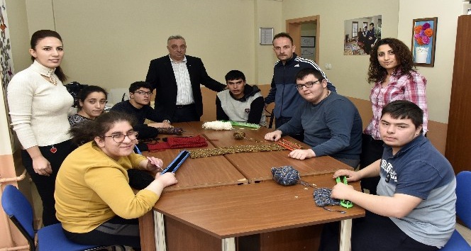 Engellerini örgü örerek aşıyorlar