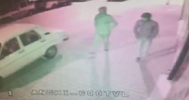 Salçaları çuvala koyup çaldılar