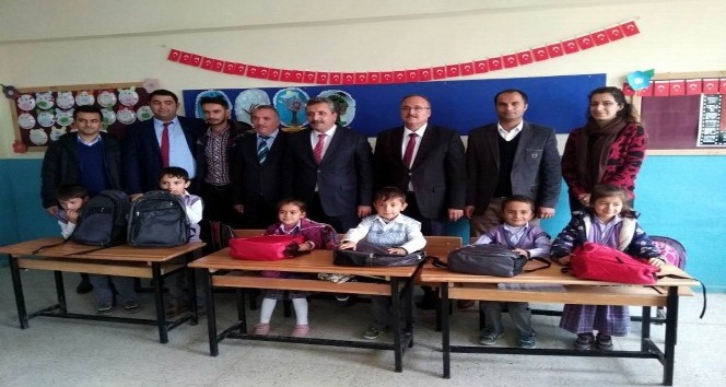 Öğrencilere kırtasiye seti dağıtımı sürüyor