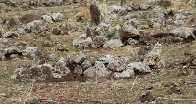 Mezarlarını yerinde bulamayan köylülerin korkunç iddiası