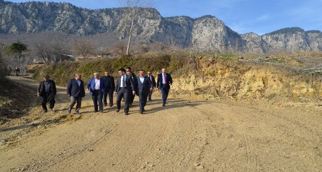 Kaymakam Coşkun, yapımı devam eden köy yollarında inceleme yaptı