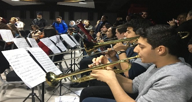 Yavuz Bingöl’ün minik hayranıyla düeti mest etti