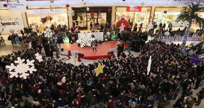 Ünlü şarkıcı Derya Uluğ Diyarbakır’ı salladı