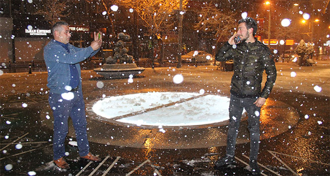 Konya&#039;da kar yağışı kenti beyaza bürüdü