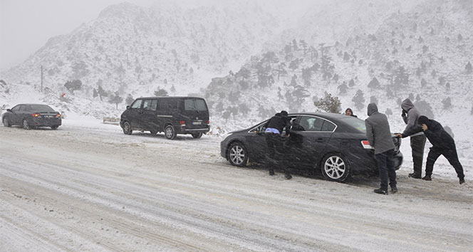 Seydişehir- Antalya karayolunda trafiğe kar engeli