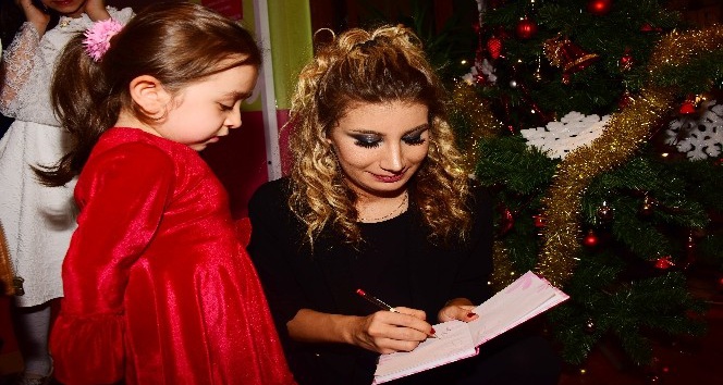 İrem Derici, Cerrahpaşa’da tedavi gören minikleri coşturdu