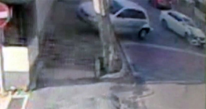 Beşiktaş’ta kontrolden çıkan otomobil duvara böyle çarptı