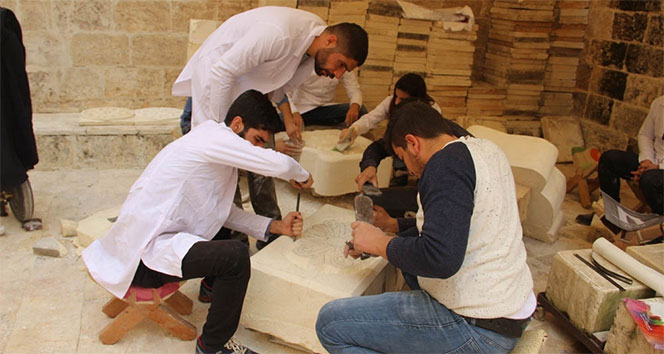 Osmanlı mimarisi taşlara işleniyor
