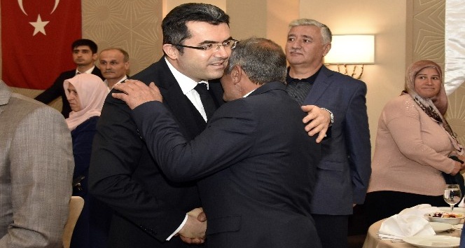 Vali Memiş şehit aileleriyle yemekte buluştu