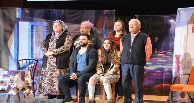 Uyuşturucuyla mücadeleye tiyatro oyunuyla dikkat çektiler