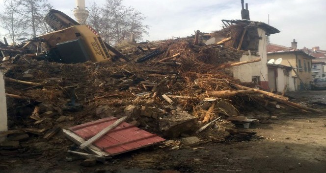 Karaman’da yıkım yapan kepçe devrildi: 1 yaralı