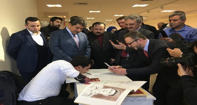 İki kolu olmayan ressam, ağzıyla Mehmet Akif Ersoy’un portresini çizdi