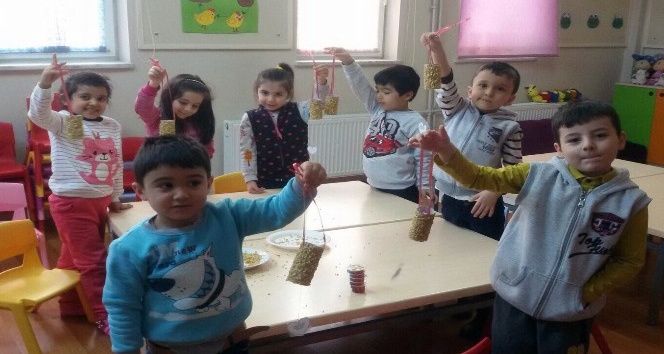 Minik öğrencilerden kuşlara yemlik