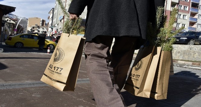 Gümüşhane’de ‘Çam kesme, fidan dik’ sloganıyla vatandaşlara çam fidanı dağıtıldı