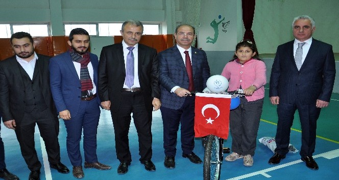 Küçük Göksu hayali olan bisiklete kavuştu