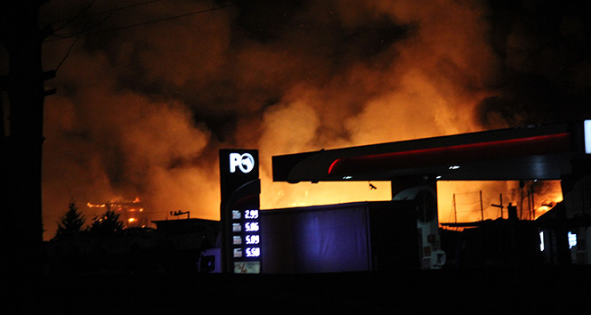 Kocaeli&#039;de fabrika yangını... 3 fabrika alev alev yandı