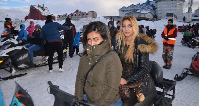 Uludağ&#039;da Arap turistlerin karda safari izdihamı