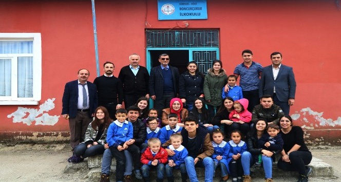 Lise öğrencilerinden köy okuluna ziyaret